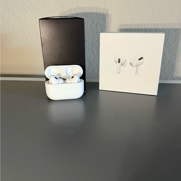 Apple AirPods Pro with White Charging Case - Picture 1 of 2